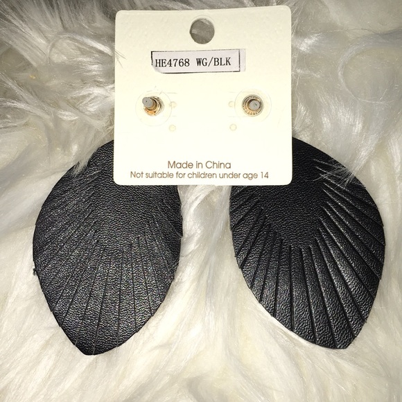 Black oval leather fringe w/gold metal earrings - Picture 3 of 3